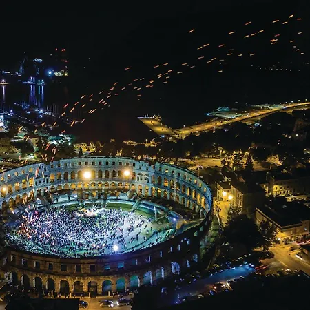 Apartamento Awesome In With Wifi Pula